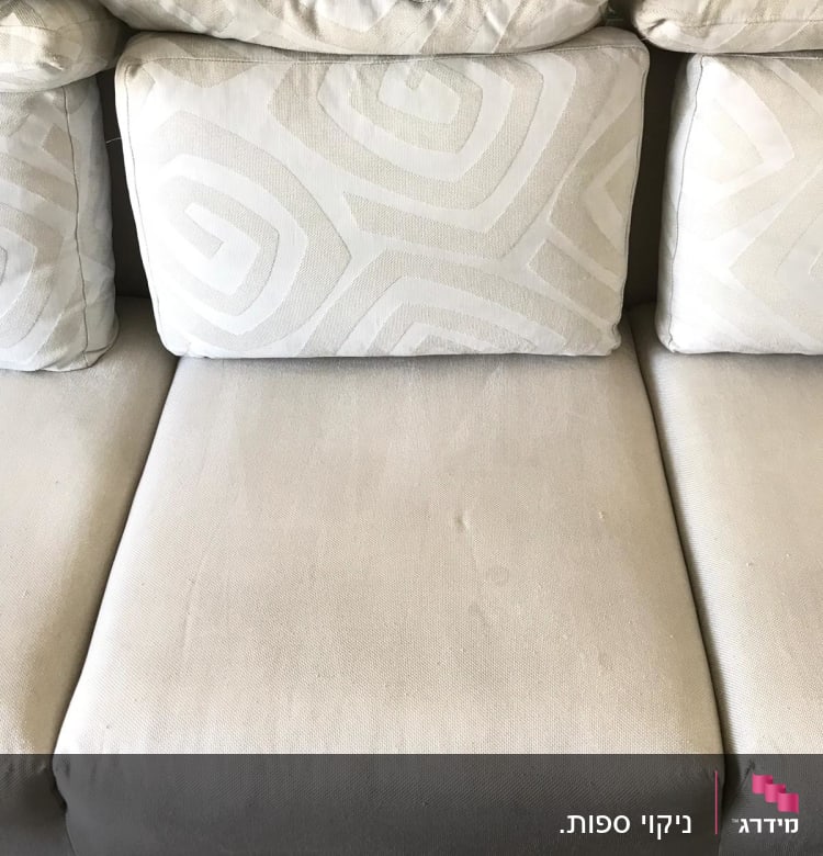 כריות ספה בהירות עם דוגמאות גיאומטריות